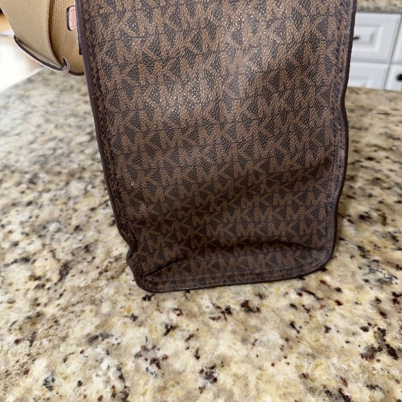 Michael Kors Kenly Shoulder Bag, Large Powder Blush Gently Pre Owned 14x14x5 - Picture 6 of 14